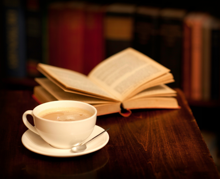 Un café, un livre ouvert