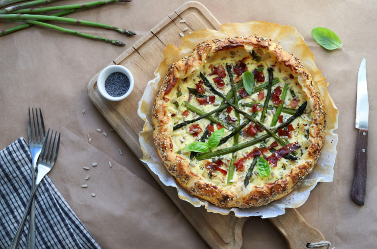 Tarte salée sur table en bois