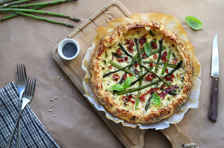 Tarte salée sur table en bois
